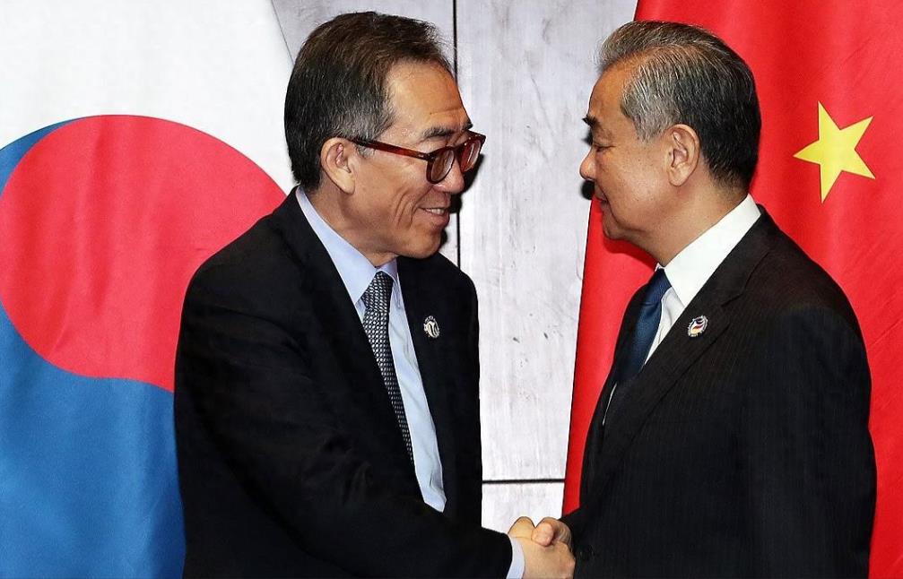 中国在韩国生乱21天后，接到了韩国高层第一个电话。

韩国戒严风波爆发的时间是1