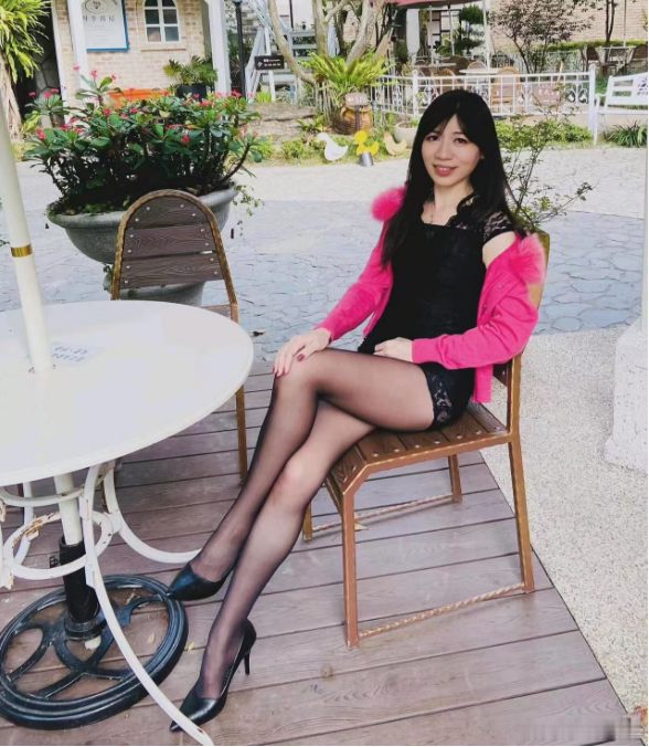 喜欢黑丝吗？那就来撕吧哈哈哈哈