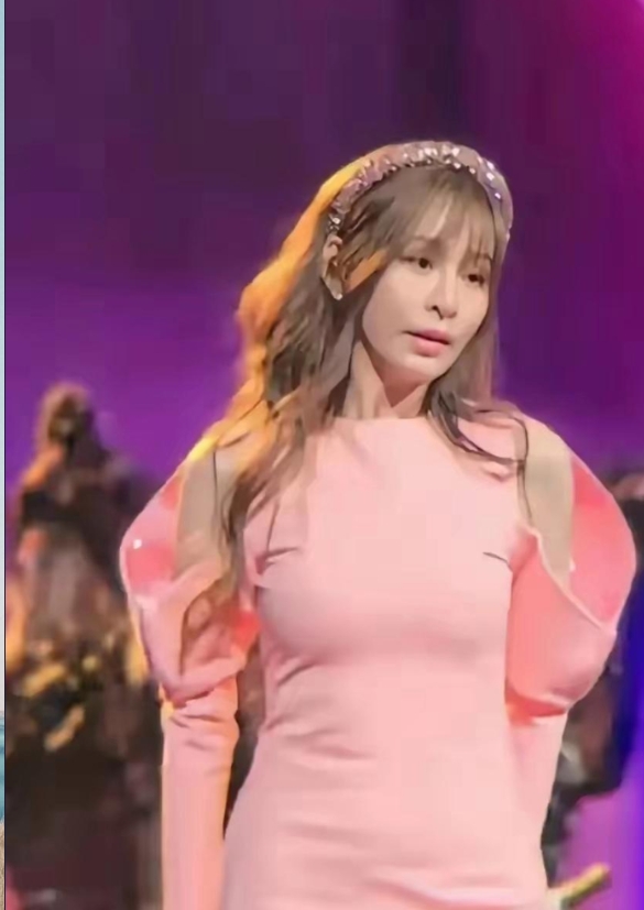 王心凌其实长这样,最近全是夸她的,
什么不老女神,
什么少女心,
专门找了找,
