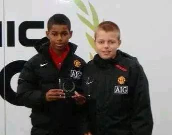 曼联拉什福德离队！加盟维拉，不知道会不会想起39号的自己！
这一张照片是11岁的