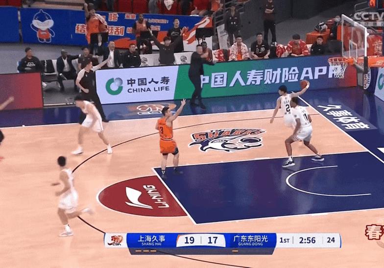 上海队投了一记3分球，但是被贝兹利给用手拨了出来。球迷朋友们看下，这个球属于干扰