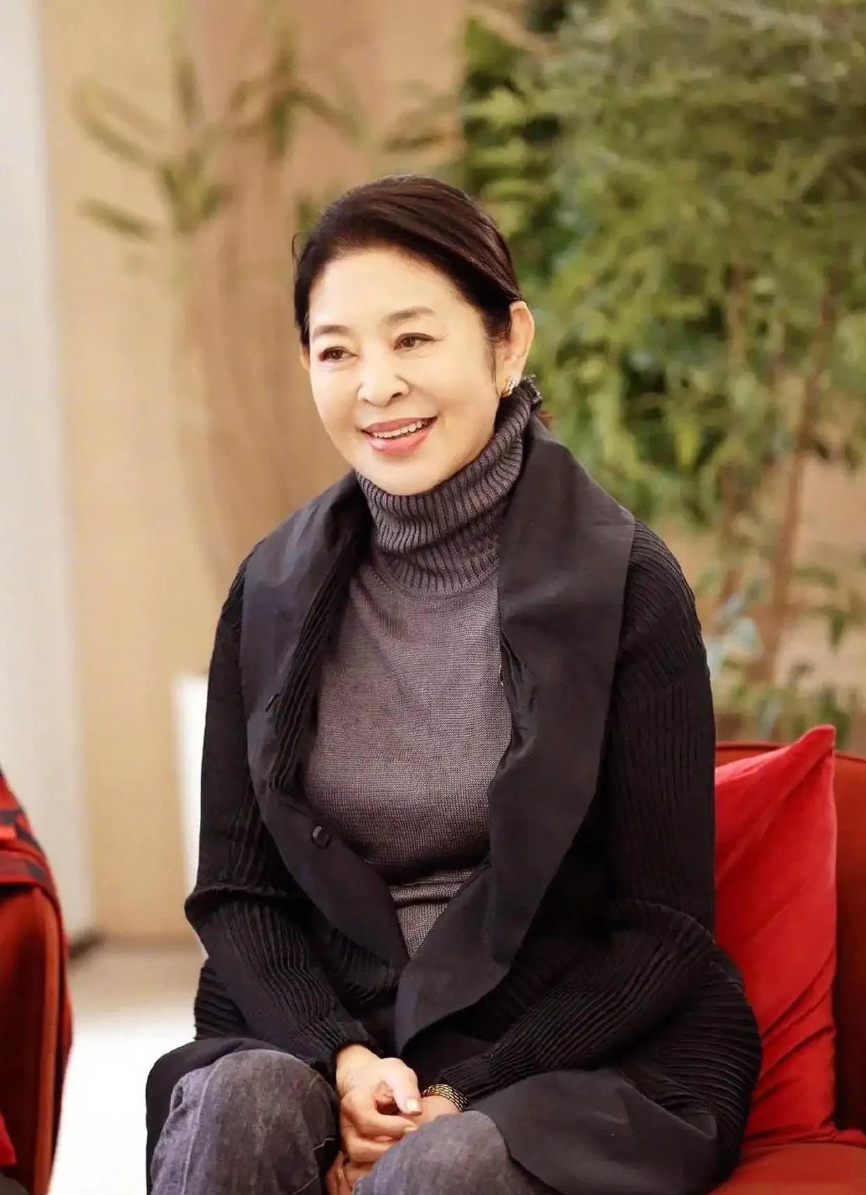 不知道你们有没有留意，倪萍老师的脚真的大得超乎想象。一般商场里卖的鞋，她根本穿不