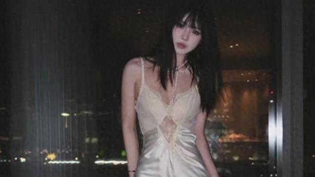 汪峰大女儿晒自拍，小苹果怼脸甜笑自信明艳，妆造精致美到认不出