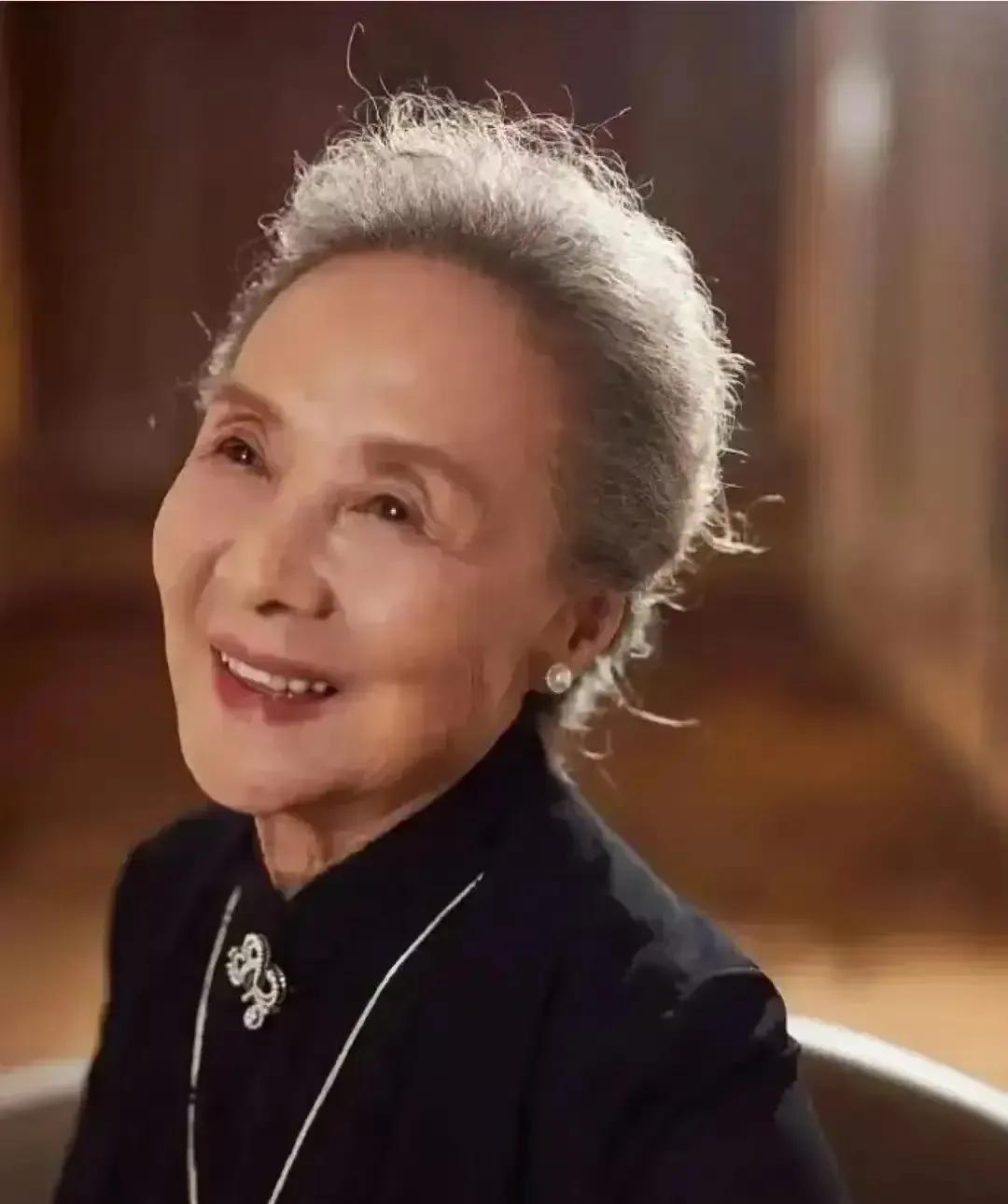 生活中，要狠狠记住的“心眼”：
1.能喝酒的女人，最好不要深交。
2.送礼，不经