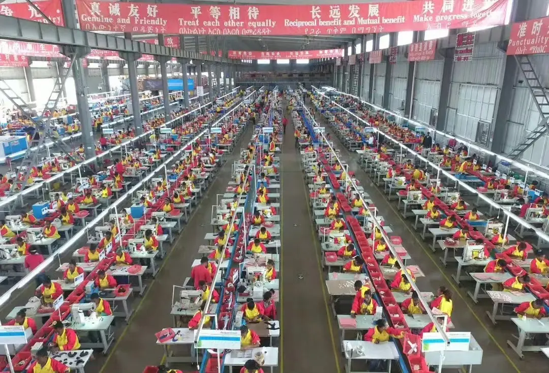 埃塞俄比亚的中资制衣厂工作场景。