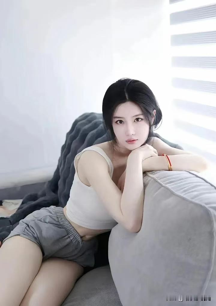 新上任的秘书看起来气质还不错哈哈哈哈