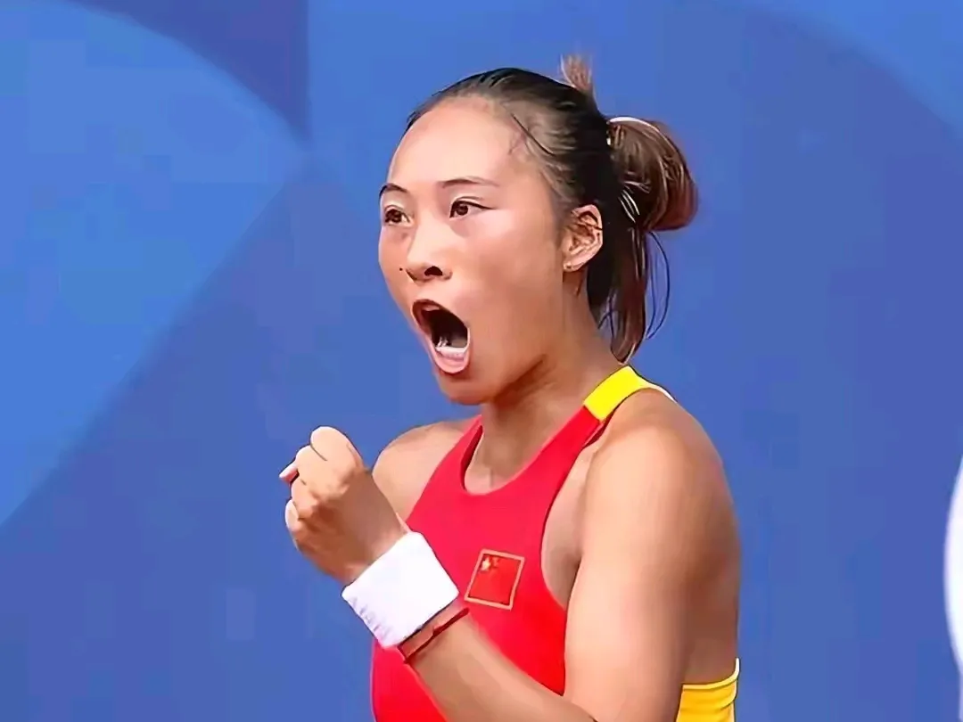 郑钦文已经创造了历史！（因为李娜只拿到过奥运会四强）。

本场比赛世界第一波兰人