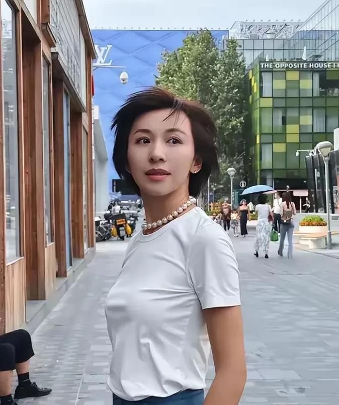 现在的欧阳夏丹一身轻松，穿着一身休闲装，虽然已四十多岁，但气质依旧清清淡雅，身材