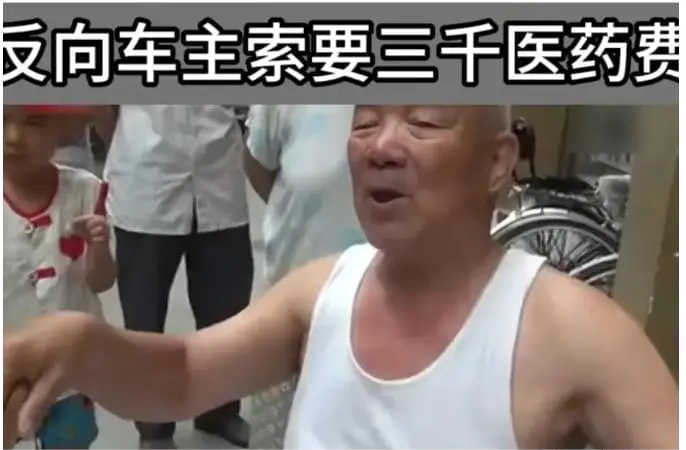 “是老人变坏还是坏人变老”？河北石家庄，八旬老人骑三轮车出门，路遇电动车挡路，想