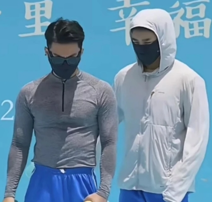 他们真的好叛逆，一瓶椰树，三斤反骨！被罚40万后，直播捂的严严实实，刚刷到的时候
