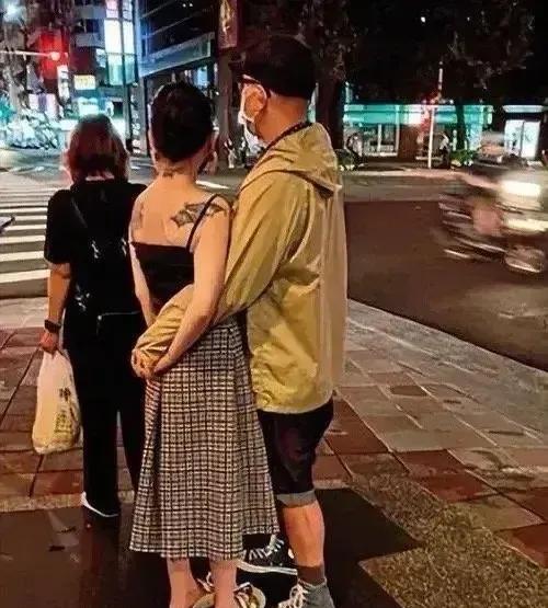 大S徐熙媛此生所求大概就是：

平淡+温暖+爱人+儿女在侧+樱花国

三年前，她