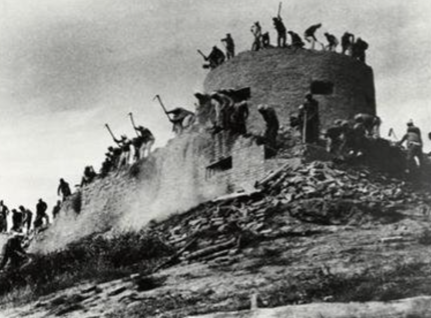 1938年，万家岭战后，漫山遍野都是腐烂的尸体，无人愿意打扫战场，一个乞丐主动前