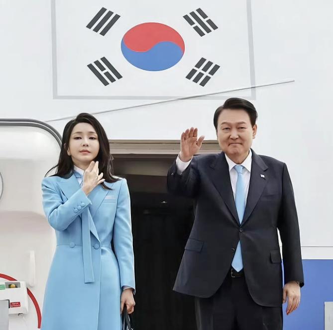 万万没想到啊！韩国第一夫人又躲过去了。韩国国会针对韩国第一夫人涉嫌贪腐的独立调查