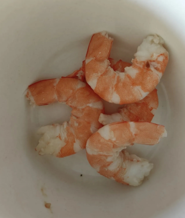 亲戚送的虾子，看起来很新鲜，我没舍得自己吃，喊来女儿和女婿吃，煮熟以后，出于礼貌