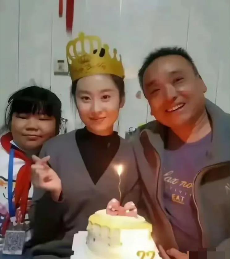 投胎真是门技术活！女娃相貌全随爸，白瞎了妈妈的美貌。