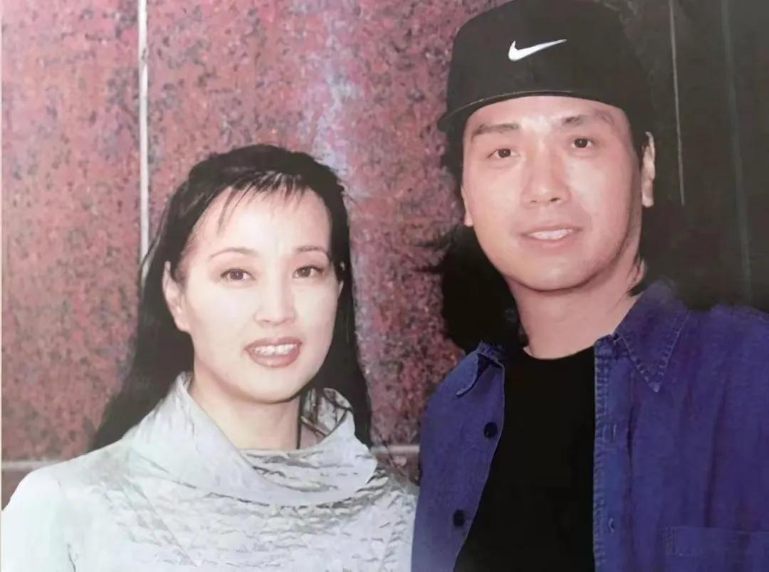 当年，伍卫国和刘晓庆分手后，既不谈恋爱也不结婚，大家都笑话他:“为了一棵树放弃整
