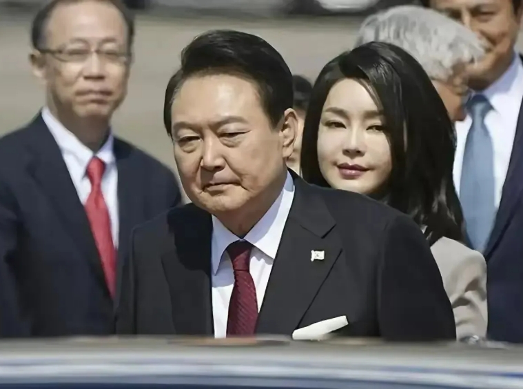 10万民众支持尹锡悦
如今韩国政坛的乱象真的令人琢磨不透，几十万韩国民众走上街头