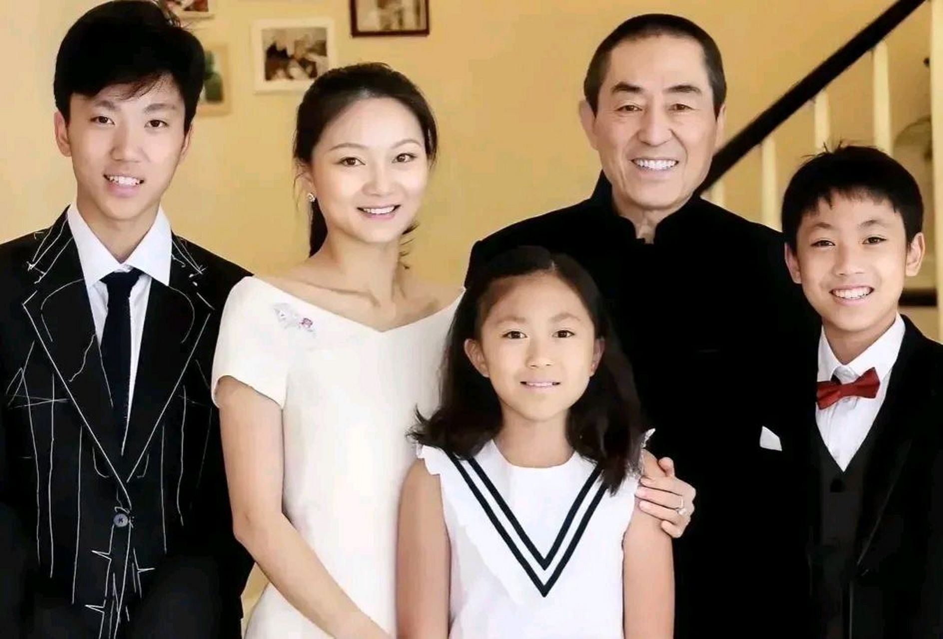 张艺谋是中国的著名导演，身价近40亿，收入可观，但是他近90岁的老母亲却在西安独