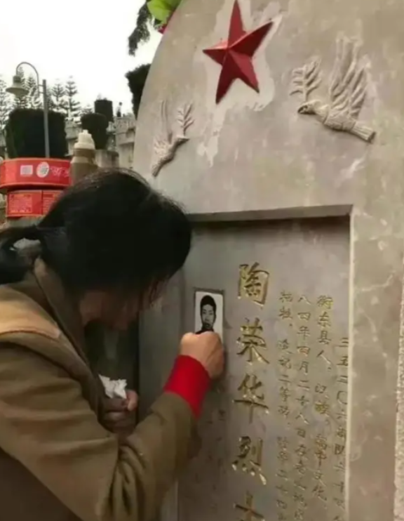 1984年，一战士因公牺牲，他刚新婚20天的妻子，拒不改嫁，将遗腹子成功产下，多