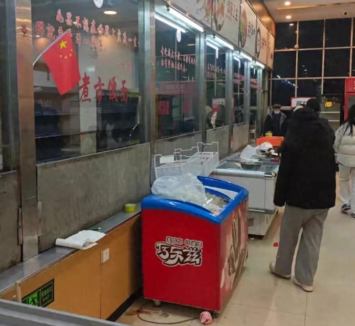 济南大学超市老板被指威胁食堂档口“不涨价就搬走”。
 
学生齐心协力都不去这个超