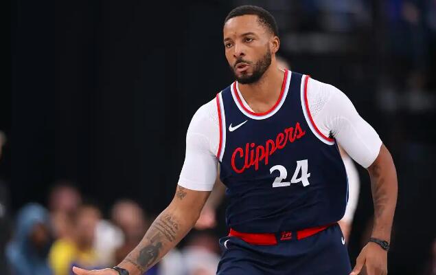 快船112-104胜黄蜂。鲍威尔赛后受访，谈及客场战猛龙称专注于赢球，已看致敬视