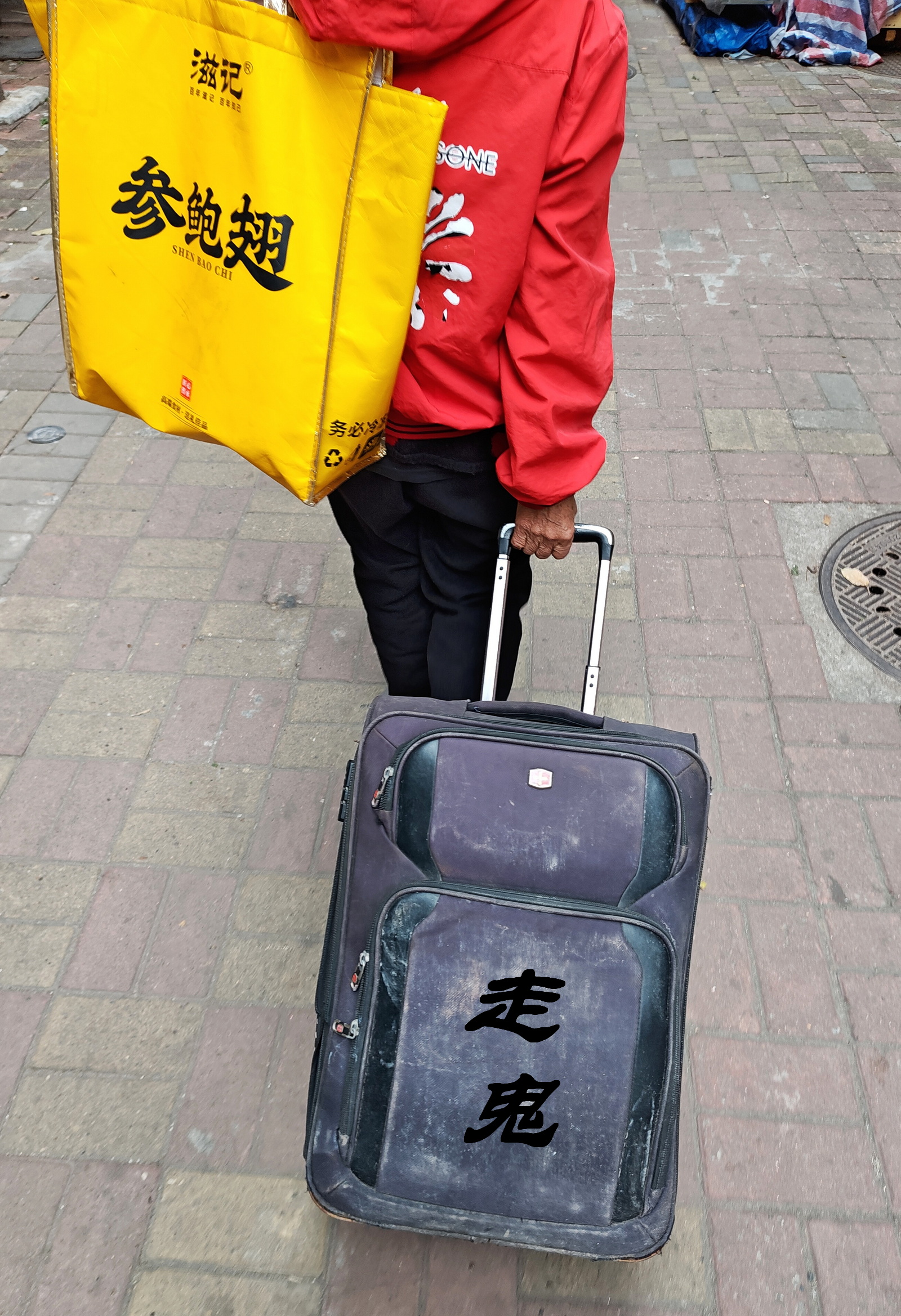 近午，卖针布杂货的走鬼大姐下班了。#广州# 