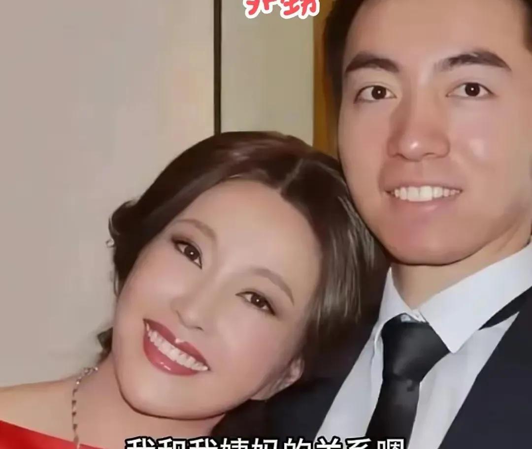 这个小伙子是刘晓庆的外甥！
刘晓庆的妹妹刘晓红的亲儿子，但他对姨妈还比妈妈亲。