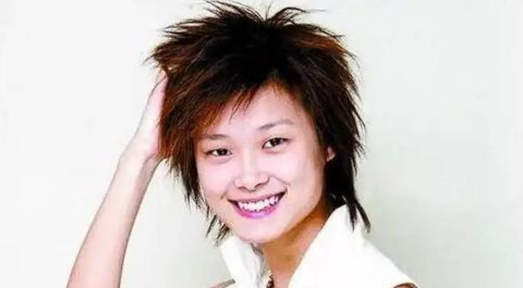 李宇春给谢霆锋送了一把超级贵的吉他，价值整整100万呢！这把吉他可是德国工匠手工
