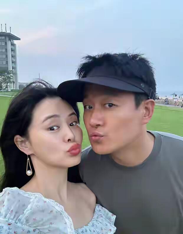 佟大为关悦：十七年婚姻的甜蜜见证