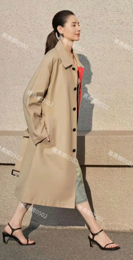 董洁43岁了，颜值和身材都在线，虽然她身高只有1米6，但头小腿长比例好看起来高挑