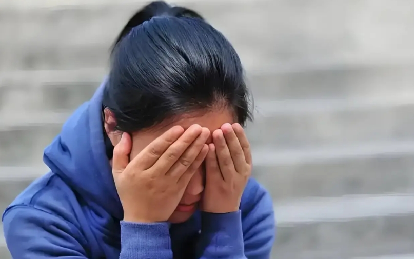 陕西旬阳一女子，以和丈夫分居8年为由，起诉离婚，被判不准离，女子贷款供2个孩子上