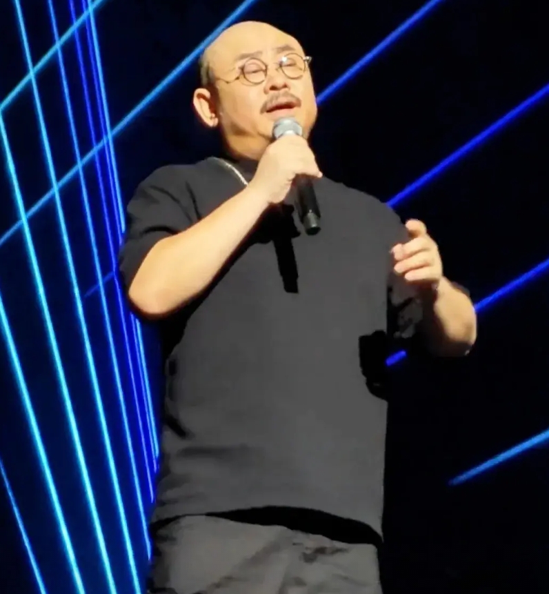 刀郎南京演唱会已结束，整体有“11大亮点”：

1、乐队成员换了几位老师，之前的