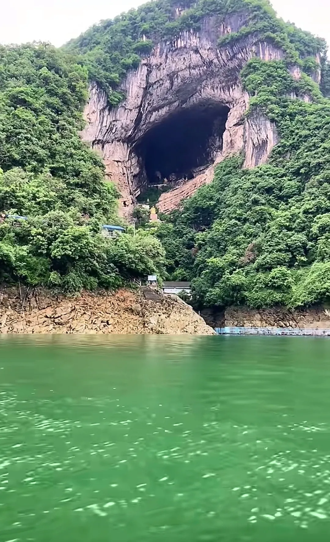 漫步在蜿蜒起伏的清江两岸，仿佛置身于一幅流动的山水画卷中