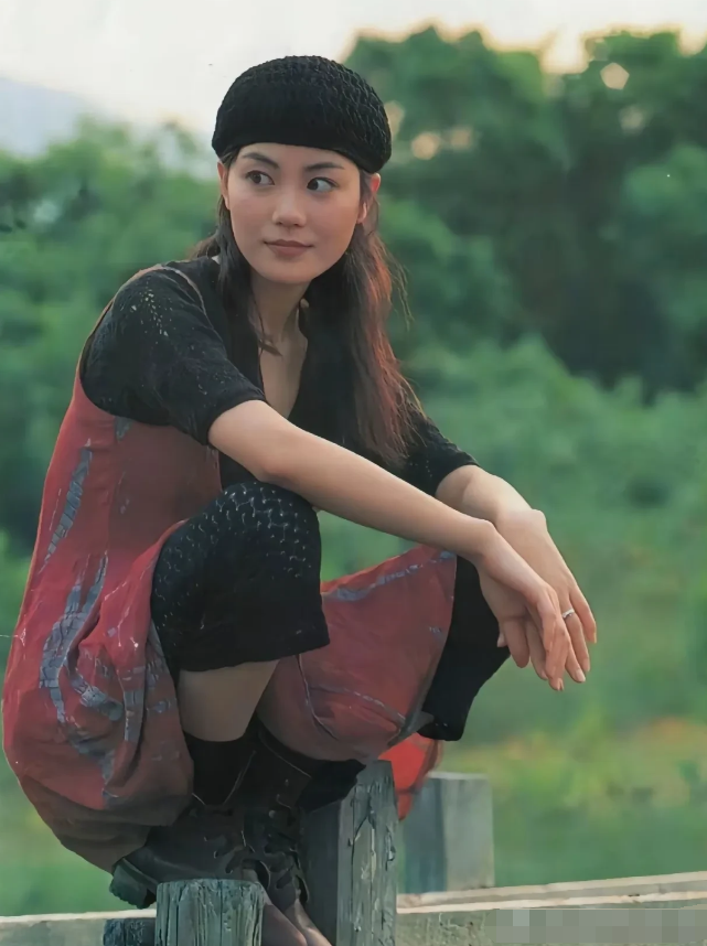 以前看王菲真的不觉得她长得有多特别，多美，现在再看，感觉她就像一只高贵的精灵一样