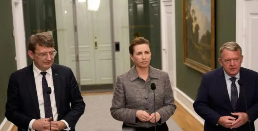 今晚，丹麦的首相、国防部长和外交部长突然召集了一场新闻发布会，爆出了三个惊人的真