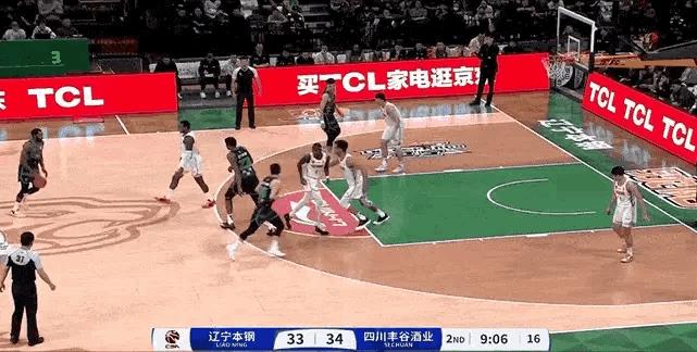 看不出来！帕顿居然还有手小策应！
在今天辽宁对阵四川的第二节比赛中，帕顿挡拆接球