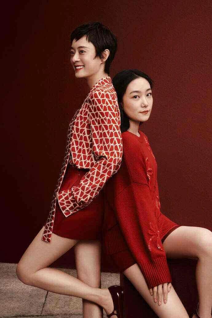 影后孙俪引领时尚潮流，妹妹孙燕则甜美可爱