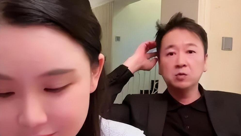 杨钰莹逛公园，被粉丝要求合影，素颜黑发，笑容亲切，像30岁少女