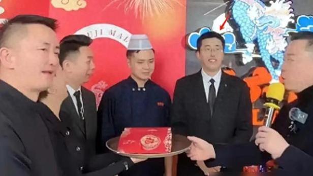 麻六记再传喜讯！直播间破十万人，张兰去日本多天疑似见男友