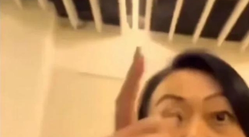 女高管的生活照满脸笑容，和视频里的她是两幅模样！她77年生，毕业于国内一顶级学府