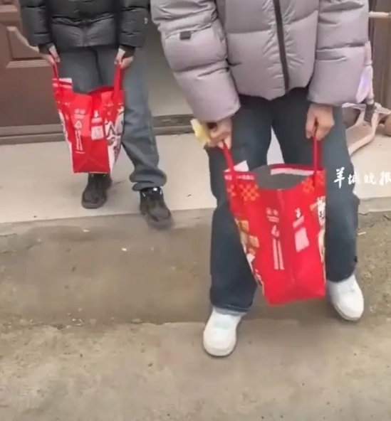 【孩子们收到舅舅18公斤压岁钱】近日，安徽宿州贾女士告诉记者，孩子们收到舅舅给的