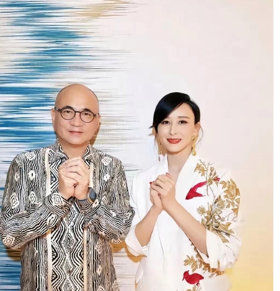 事实证明
能嫁给豪门的都不是一般人
47岁的胡静，近日和老公一起参加夫妻综艺，她