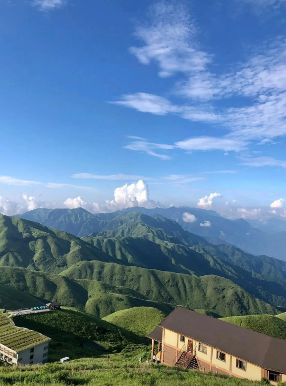 儿子大专上了两年，第三年不用去学校，学费要全额交，学校安排了实习的单位，一个月2