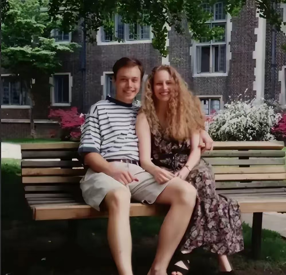 这张照片卖了116万，你信吗？照片拍摄于1994年，当时的马斯克在宾夕法尼亚大学