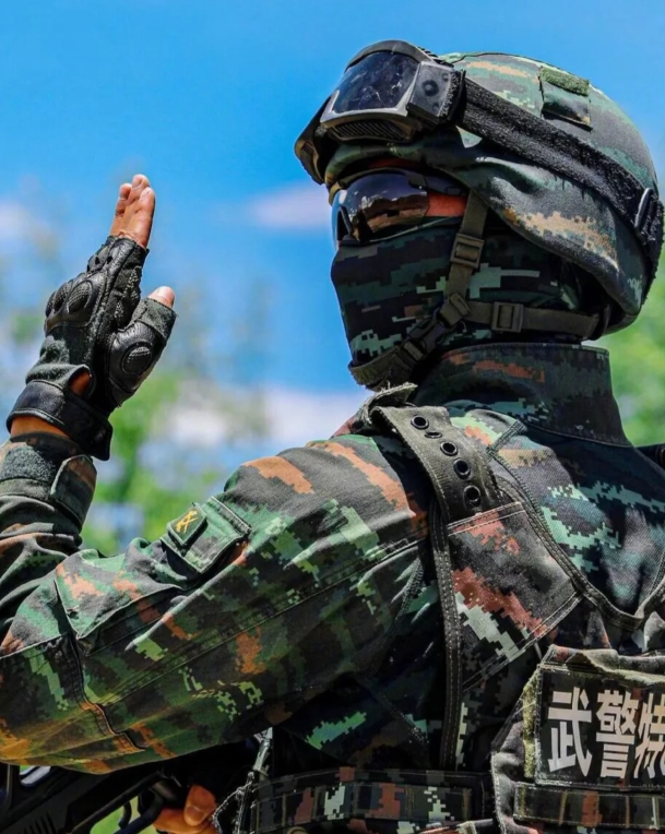 武警特战！

中华人民共和国武装警察部队！致敬每一个负重前行的英雄！