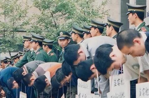 1983年，解放军战士刘福云回老家唐山探亲。让他没想到的是，他坐在公交车上，正憧