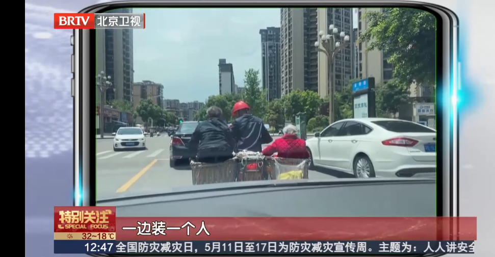 泪目了！四川乐山，男子骑摩托车，旁边挂了两个竹筐，里面装的是自己父母，旁观的人们