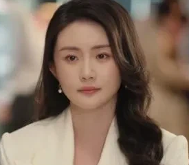 一次，主持人采访李泽锋与赵昕:“请问两位什么关系？”李泽锋看一眼赵昕说:“这是卫