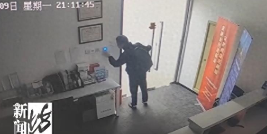 上海，一家保险公司存放在保险柜里的320000元现金不见了。现场没有暴力入侵的痕