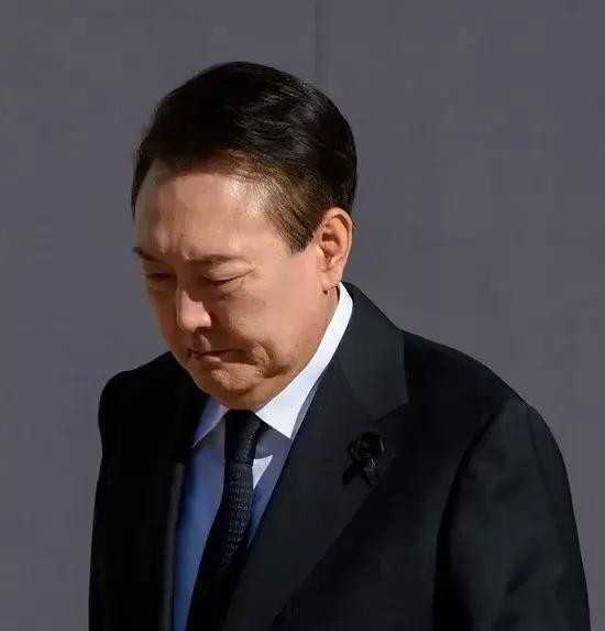 尹锡悦是个反面教材和典型。尹锡悦不是政治上的成手，至多也就是个是菜鸟。如果成熟不